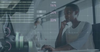 Afro-Amerikan iş kadınının ofisindeki finansal veri işleme animasyonu. Küresel finans, iş, bağlantılar, hesaplama ve veri işleme kavramı dijital olarak oluşturulmuş video.