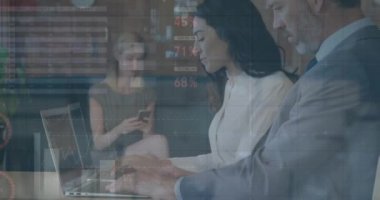 Ofisteki çeşitli iş adamları üzerinde finansal veri işleme animasyonu. Küresel finans, iş, bağlantılar, hesaplama ve veri işleme kavramı dijital olarak oluşturulmuş video.