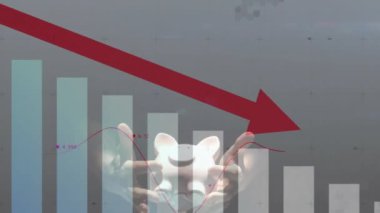 Kafkasyalı bir adamın kumbarayı fırlatması üzerine kırmızı okla finansal veri işleme animasyonu. Küresel finans, iş, bağlantılar, hesaplama ve veri işleme kavramı dijital olarak oluşturulmuş video.