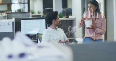 Ofisteki çeşitli iş adamları üzerinde finansal veri işleme animasyonu. Küresel finans, iş, bağlantılar, hesaplama ve veri işleme kavramı dijital olarak oluşturulmuş video.