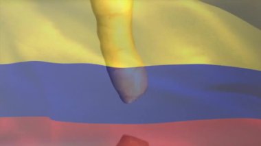 Sarı ve mavi soyut arka planda su animasyonuna sıçrayan havuç. Meyve, canlı, hareketli, renkli, ferahlatıcı