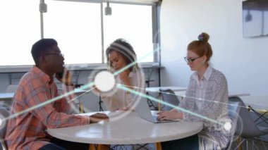 Ofiste iş tartışması yapan farklı meslektaşların ikonlarıyla bağlantı ağının animasyonu. İş, teknoloji ve dijital arayüz kavramı dijital olarak oluşturuldu.