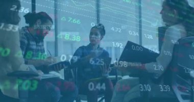 Muhtelif meslektaşların ofiste iş görüşmesi üzerine finansal veri işleme animasyonu. Küresel iş, finans, bilgisayar ve dijital arayüz kavramı dijital olarak oluşturulmuş video.