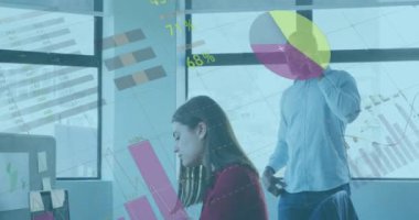 Ofiste çalışan çeşitli meslektaşların finansal veri işleme animasyonları. Küresel iş, finans, bilgisayar ve dijital arayüz kavramı dijital olarak oluşturulmuş video.