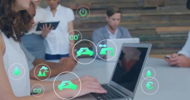 Ofiste toplanan farklı meslektaşlar üzerinde ekoloji ikonlarının canlandırılması. İş, teknoloji ve dijital arayüz kavramı dijital olarak oluşturuldu.