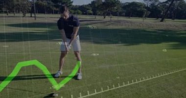 Golf sahasındaki beyaz erkek golfçü üzerinde dijital veri işleme animasyonu. Küresel spor, bağlantılar, hesaplama ve veri işleme kavramı dijital olarak oluşturulmuş video.