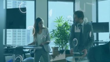 Ofisteki çeşitli iş adamları üzerinde finansal veri işleme animasyonu. Küresel finans, iş, bağlantılar, hesaplama ve veri işleme kavramı dijital olarak oluşturulmuş video.