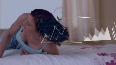 Beyaz bir kadının yatakta yatması üzerine finansal veri işleme animasyonu. Küresel finansman, bilgisayar, yaşam tarzı ve dijital arayüz kavramı dijital olarak oluşturulmuş video.