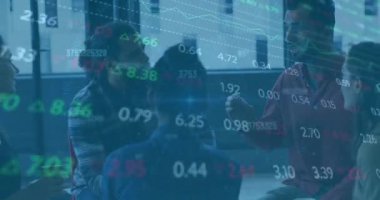 Muhtelif meslektaşların ofiste iş görüşmesi üzerine finansal veri işleme animasyonu. Küresel iş, finans, bilgisayar ve dijital arayüz kavramı dijital olarak oluşturulmuş video.