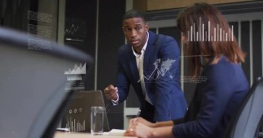 Muhtelif meslektaşların ofiste iş görüşmesi üzerine finansal veri işleme animasyonu. Küresel iş, finans, bilgisayar, iletişim ve dijital arayüz kavramı dijital olarak oluşturulmuş video.