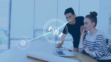 Ofisteki çeşitli iş adamları üzerinde grafik simgeleriyle bağlantı ağının animasyonu. Küresel finans, iş, bağlantılar, hesaplama ve veri işleme kavramı dijital olarak oluşturulmuş video.