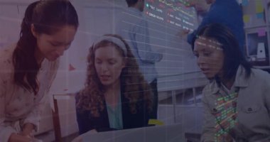 Muhtelif meslektaşların ofiste iş görüşmesi üzerine finansal veri işleme animasyonu. Küresel iş, finans, bilgisayar ve dijital arayüz kavramı dijital olarak oluşturulmuş video.