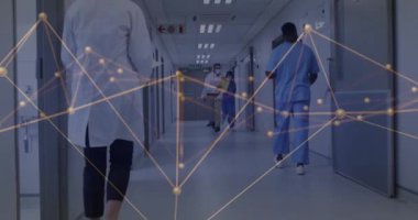 Hastane koridorunda yürüyen, bağlantıları olan tıp uzmanları. Sağlık, teknoloji, yenilik, takım çalışması