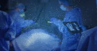 Çeşitli cerrahların üzerindeki DNA iplikçiklerinin animasyonu. Küresel tıp, bağlantılar, hesaplama ve veri işleme kavramı dijital olarak oluşturulmuş video.