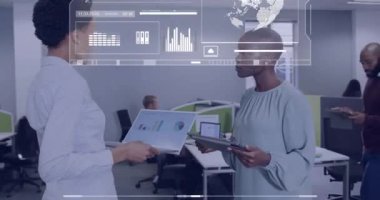 Ofisteki çeşitli iş adamları üzerinde veri işleme animasyonu. Küresel finans, iş, bağlantılar, hesaplama ve veri işleme kavramı dijital olarak oluşturulmuş video.