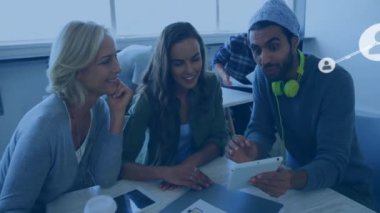 Farklı meslekdaşların iş tartışmalarında simgelerle bağlantı ağının animasyonu. İş, teknoloji ve dijital arayüz kavramı dijital olarak oluşturuldu.