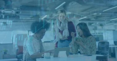 Ofisteki çeşitli iş adamları üzerinde finansal veri işleme animasyonu. Küresel finans, iş, bağlantılar, hesaplama ve veri işleme kavramı dijital olarak oluşturulmuş video.