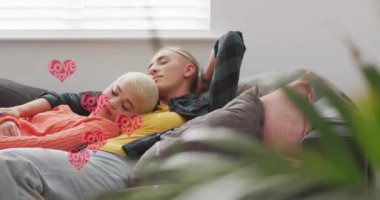 Uyuyan farklı kadın çiftlerin üzerinde yüzen kalplerin animasyonu. Gurur, yaşam tarzı ve kutlama konsepti dijital olarak oluşturulmuş video.