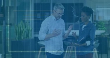 Veri işleme ve çeşitli meslektaşların ofiste konuştuğu diyagramların animasyonu. İş, teknoloji ve dijital arayüz kavramı dijital olarak oluşturuldu.