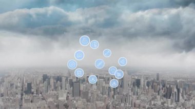 Şehir manzarası üzerindeki simgelerle bağlantılı dünya ağının animasyonu. Küresel iş, bağlantılar, hesaplama ve veri işleme kavramı dijital olarak oluşturulmuş video.
