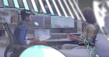 Muhtelif meslektaşların ofiste iş görüşmesi üzerine finansal veri işleme animasyonu. Küresel iş, finans, bilgisayar ve dijital arayüz kavramı dijital olarak oluşturulmuş video.