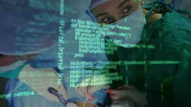 Operasyon sırasında çift ırklı cerrahlar üzerinde veri işleme animasyonu. Tıp, teknoloji ve dijital arayüz kavramı dijital olarak oluşturulmuş video.