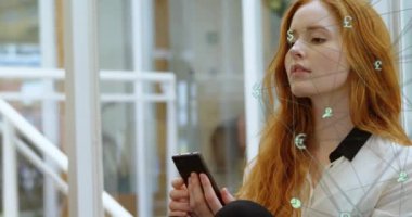 Akıllı telefon kullanan beyaz kadın üzerinde ağ ve simgelerle birlikte dünyanın animasyonu. Dijital olarak oluşturulmuş küresel bağlantılar, hesaplama ve veri işleme kavramı.