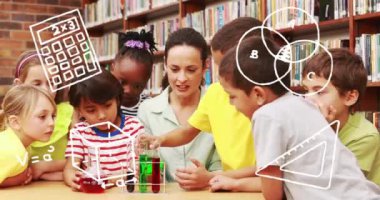 Okulda matematik ve bilim animasyonuyla fen deneyleri, öğretmenler ve çocuklar yapıyor. Eğitim, öğrenciler, öğrenim, sınıf, matematik, STEM