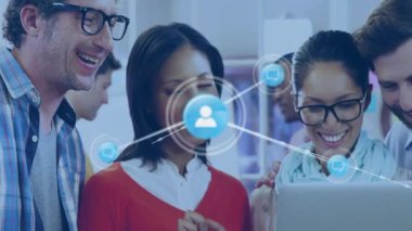 Ofiste iş tartışması yapan farklı meslektaşların ikonlarıyla bağlantı ağının animasyonu. Küresel iş, bağlantılar ve dijital arayüz kavramı dijital olarak oluşturulmuş video.