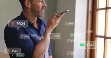 Beyaz iş adamının akıllı telefondan konuştuğu sosyal medya simgelerinin animasyonu. Küresel iletişim, sosyal medya, bağlantılar ve dijital arayüz konsepti dijital olarak oluşturulmuş video.