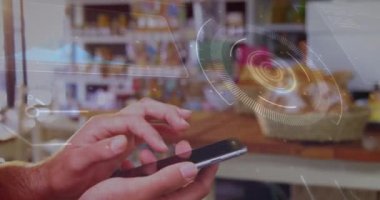 Akıllı telefon kullanan beyaz adamın veri işleme ve tarama alanının animasyonu. Küresel iş, teknoloji ve dijital arayüz kavramı dijital olarak oluşturulmuş video.