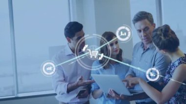 Ofiste iş tartışması yapan farklı meslektaşların ikonlarıyla bağlantı ağının animasyonu. Küresel iş, bağlantılar ve dijital arayüz kavramı dijital olarak oluşturulmuş video.