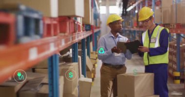 Depoda çalışan farklı insanlar üzerinde ekolojik simgelerin ve veri işlemlerinin animasyonu. Küresel gönderim, finans, iş, bağlantılar, hesaplama ve veri işleme kavramı dijital olarak oluşturulmuş video.