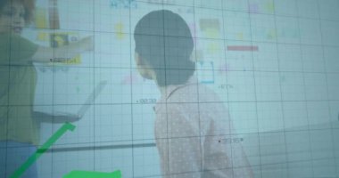 Veri işleme ve diyagramlarının animasyonu ofiste iş tartışan çeşitli meslektaşlar üzerine. Küresel iş ve dijital arayüz kavramı dijital olarak oluşturulmuş video.