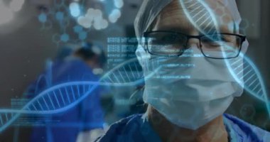 Yüz maskeli melez kadın doktor üzerinde DNA ipliği ve tıbbi veri işleme animasyonu. Küresel tıp, bağlantılar, hesaplama ve veri işleme kavramı dijital olarak oluşturulmuş video.