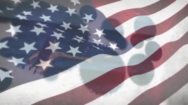 Amerikan bayrağı animasyonu suyun yanında yürüyen insanları kaplıyor. Vatanseverlik, kutlama, bağımsızlık, özgürlük, birlik, liman