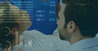 Çeşitli cerrahlar üzerinde veri işleme animasyonu. Küresel tıp, bağlantılar, hesaplama ve veri işleme kavramı dijital olarak oluşturulmuş video.