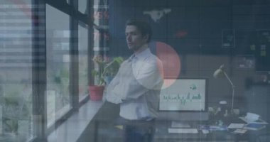 Kafkas işadamının ofisindeki finansal veri işleme animasyonu. Küresel finans, iş, bağlantılar, hesaplama ve veri işleme kavramı dijital olarak oluşturulmuş video.
