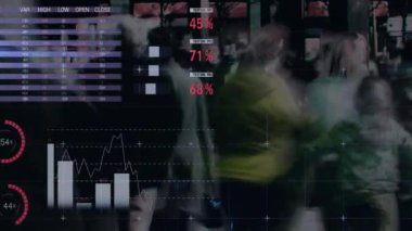 Şehrin işlek caddesinde insanların yürüdüğü finansal veri analizi. Finans