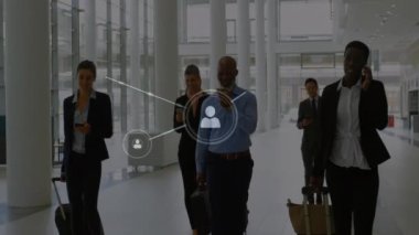 Havaalanındaki farklı iş adamlarının insanlarla olan bağlantılarının animasyonu. Küresel finans, iş, bağlantılar, hesaplama ve veri işleme kavramı dijital olarak oluşturulmuş video.