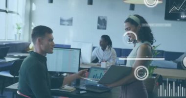 Muhtelif meslektaşların ofiste iş görüşmesi üzerine finansal veri işleme animasyonu. Küresel iş, finans, bilgisayar ve dijital arayüz kavramı dijital olarak oluşturulmuş video.