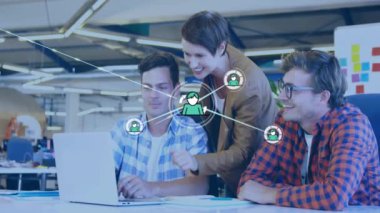 Kafkasyalı meslektaşların iş hakkında konuştuğu simgelerle bağlantı ağının animasyonu. İş, teknoloji ve dijital arayüz kavramı dijital olarak oluşturuldu.