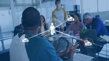 Farklı meslekdaşların iş tartışmalarında simgelerle bağlantı ağının animasyonu. İş, teknoloji ve dijital arayüz kavramı dijital olarak oluşturuldu.