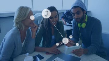 Farklı meslekdaşların iş tartışmalarında simgelerle bağlantı ağının animasyonu. İş, teknoloji ve dijital arayüz kavramı dijital olarak oluşturuldu.