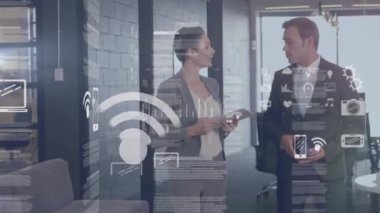 Muhtelif meslektaşların ofiste el sıkışması üzerine finansal veri işleme animasyonu. Küresel iş, finans, bilgisayar, iletişim ve dijital arayüz kavramı dijital olarak oluşturulmuş video.