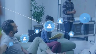 Ofisteki farklı iş adamlarının insanlarla olan bağlantılarının animasyonu. Küresel finans, iş, bağlantılar, hesaplama ve veri işleme kavramı dijital olarak oluşturulmuş video.