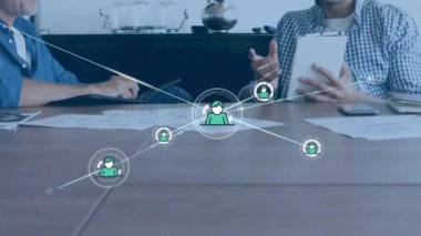 Farklı meslekdaşların iş tartışmalarında simgelerle bağlantı ağının animasyonu. İş, teknoloji ve dijital arayüz kavramı dijital olarak oluşturuldu.