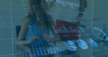 Ofisteki çeşitli iş adamları üzerinde finansal veri işleme animasyonu. Küresel finans, iş, bağlantılar, hesaplama ve veri işleme kavramı dijital olarak oluşturulmuş video.