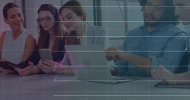 Muhtelif meslektaşların ofiste iş görüşmesi üzerine finansal veri işleme animasyonu. Küresel iş, finans, bilgisayar ve dijital arayüz kavramı dijital olarak oluşturulmuş video.