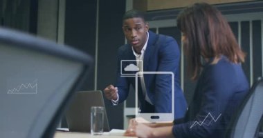 Ofisteki çeşitli iş adamları üzerinde finansal veri işleme animasyonu. Küresel finans, iş, bağlantılar, hesaplama ve veri işleme kavramı dijital olarak oluşturulmuş video.